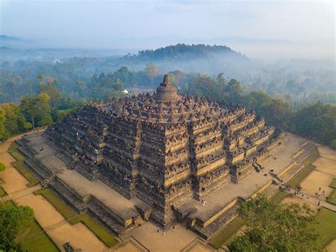 The Sailendra Dynasty's Borobudur Temple Construction: A Monumental Undertaking in Buddhist Architecture and Royal Piety